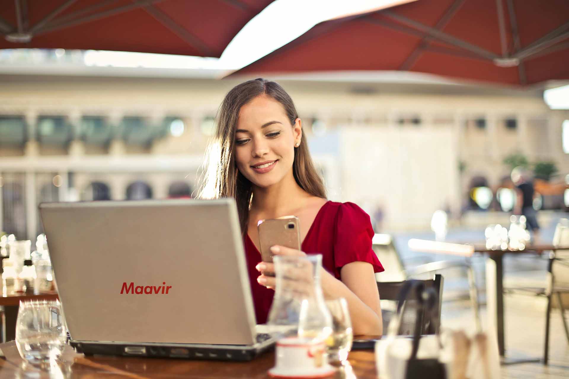 Mujer gestionando su tienda online con apoyo de Maavir, agencia de marketing digital para ecommerce en Colombia